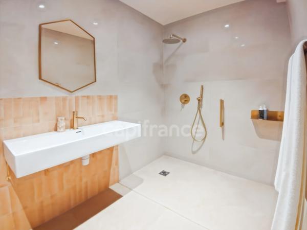 Hérault La Grande motte (34280) à vendre Murs & fonds fonds de commerce hôtel -10 ch de 200 m 2 à 100 m plage et port.