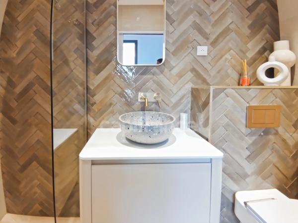 Hérault La Grande motte (34280) à vendre Murs & fonds fonds de commerce hôtel -10 ch de 200 m 2 à 100 m plage et port.