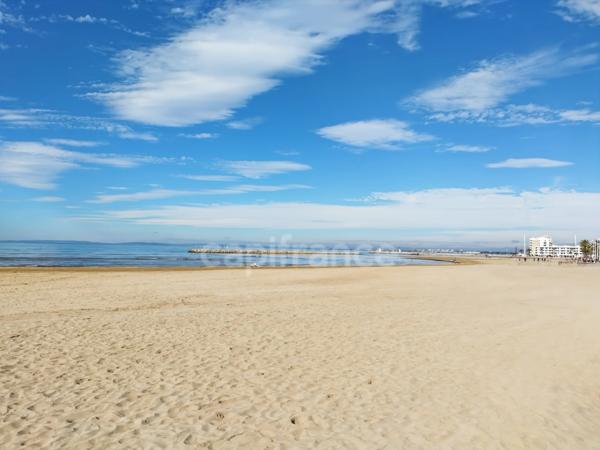 Hérault La Grande motte (34280) à vendre Murs & fonds fonds de commerce hôtel -10 ch de 200 m 2 à 100 m plage et port.