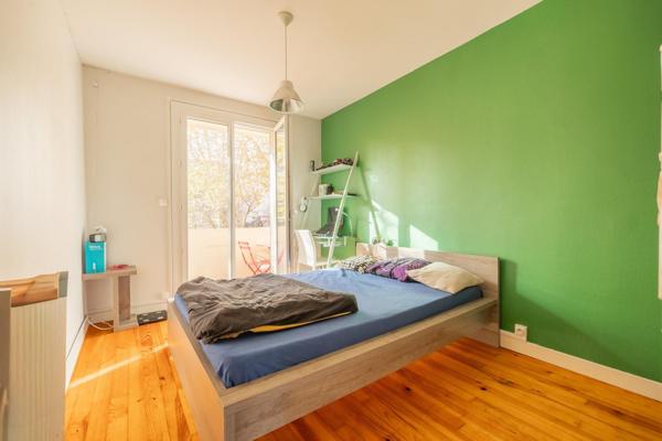 T5 de 77 m² proche métro