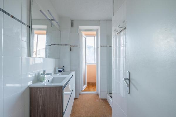 T5 de 77 m² proche métro