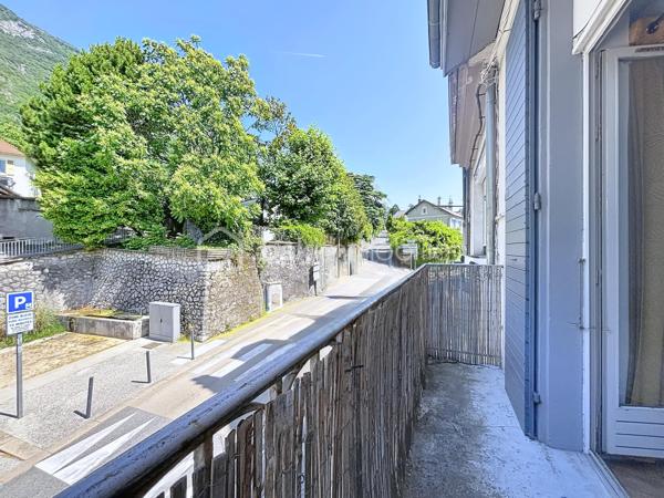 Rare à la vente, 

Idéal pour profession indépendante au RDC et habitation au 1er étage.

La Tronche, Grande Rue, secteur recherché, je vous propose à la vente un immeuble composé :

- Au RDC :
Un local offrant de nombreuses possibilités d'exploitation ( commerce, bureau, profession libérale, activité de service...)
Le local ( de type T2) , bénéficie de deux pièces dont un coin cuisine équipée + une salle d'eau et un toilette. 
Son accès donne directement sur la Rue.

- Au 1er étage :
Un appartement de type T1 rénové, lumineux et fonctionnel, avec deux balcons.
Composition: 
-  une cuisine équipée avec balcon donnant sur une cour
-  un salon/ chambre avec balcon
-  une SDB et wc

Un garage est compris dans le prix.

Caractéristiques :``
- Aucune charge
- Chauffage électrique
- rénové

Vous êtes à la recherche d'un bien pour votre activité professionnelle avec l'avantage d'habiter au dessus, alors ce logement est fait pour vous.