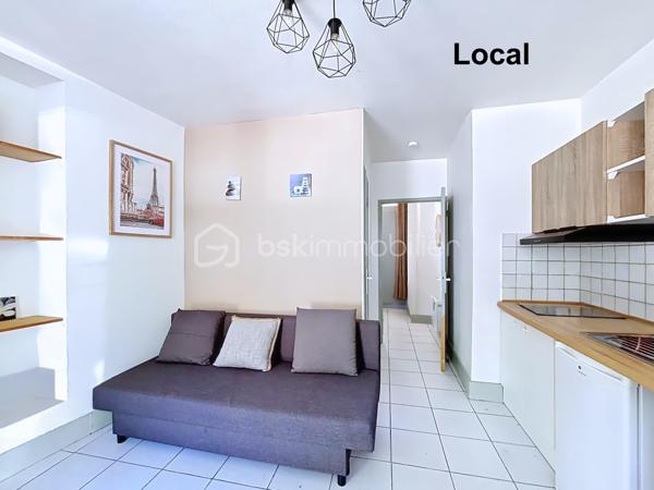 Rare à la vente, 

Idéal pour profession indépendante au RDC et habitation au 1er étage.

La Tronche, Grande Rue, secteur recherché, je vous propose à la vente un immeuble composé :

- Au RDC :
Un local offrant de nombreuses possibilités d'exploitation ( commerce, bureau, profession libérale, activité de service...)
Le local ( de type T2) , bénéficie de deux pièces dont un coin cuisine équipée + une salle d'eau et un toilette. 
Son accès donne directement sur la Rue.

- Au 1er étage :
Un appartement de type T1 rénové, lumineux et fonctionnel, avec deux balcons.
Composition: 
-  une cuisine équipée avec balcon donnant sur une cour
-  un salon/ chambre avec balcon
-  une SDB et wc

Un garage est compris dans le prix.

Caractéristiques :``
- Aucune charge
- Chauffage électrique
- rénové

Vous êtes à la recherche d'un bien pour votre activité professionnelle avec l'avantage d'habiter au dessus, alors ce logement est fait pour vous.