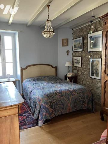 Maison ancienne entièrement rénovée - cœur de Bourg