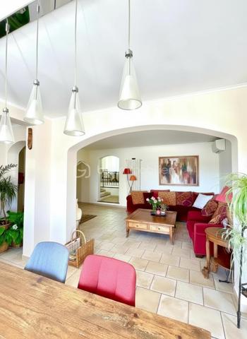 Dans un environnement résidentiel recherché, au calme absolu et à quelques minutes du centre de Vence, cette élégante propriété de caractère d’environ 210 m² offre un cadre de vie rare entre lumière, nature et art de vivre méditerranéen.

Traversante et principalement orientée plein sud, la maison bénéficie d’une superbe luminosité et d’une parfaite ouverture sur les terrasses et les jardins paysagers.

Édifiée sur deux niveaux, elle séduit par ses volumes, son atmosphère chaleureuse et ses espaces de vie organisés avec deux salons ouverts sur les extérieurs, une salle à manger conviviale et une cuisine semi-ouverte.

La propriété propose actuellement trois véritables chambres en suite avec salles d’eau, dont une avec accès direct à une grande terrasse à l’étage, vue panoramique.

Un bureau ainsi qu’un espace supplémentaire avec projet à l’étude permettent facilement la création de deux chambres supplémentaires, dont un studio avec terrasse privative, offrant ainsi un fort potentiel familial.

À l’extérieur, le terrain paysager d’environ 1 520 m² dévoile plusieurs espaces de vie parfaitement aménagés :
magnifique piscine de 55 m² avec larges plages en pierre, pool house, pergola en fer forgé, jardin méditerranéen, oliviers, agrumes, arbres fruitiers, potager, cabanon et atelier.

Le stationnement est particulièrement confortable avec un carport pouvant accueillir trois véhicules ainsi que plusieurs places supplémentaires dans l’enceinte de la propriété.

Climatisation, panneaux photovoltaïques, ferronneries sur mesure, stores bannes électriques, poêle contemporain au gaz effet bois et nombreux aménagements réalisés avec soin viennent compléter les prestations de cette propriété rare sur le marché vençois.

Une maison élégante et lumineuse où l’on ressent immédiatement une véritable sensation de sérénité et de bien-être.

Dossier complet et visite privée sur demande.