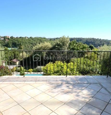 Dans un environnement résidentiel recherché, au calme absolu et à quelques minutes du centre de Vence, cette élégante propriété de caractère d’environ 210 m² offre un cadre de vie rare entre lumière, nature et art de vivre méditerranéen.

Traversante et principalement orientée plein sud, la maison bénéficie d’une superbe luminosité et d’une parfaite ouverture sur les terrasses et les jardins paysagers.

Édifiée sur deux niveaux, elle séduit par ses volumes, son atmosphère chaleureuse et ses espaces de vie organisés avec deux salons ouverts sur les extérieurs, une salle à manger conviviale et une cuisine semi-ouverte.

La propriété propose actuellement trois véritables chambres en suite avec salles d’eau, dont une avec accès direct à une grande terrasse à l’étage, vue panoramique.

Un bureau ainsi qu’un espace supplémentaire avec projet à l’étude permettent facilement la création de deux chambres supplémentaires, dont un studio avec terrasse privative, offrant ainsi un fort potentiel familial.

À l’extérieur, le terrain paysager d’environ 1 520 m² dévoile plusieurs espaces de vie parfaitement aménagés :
magnifique piscine de 55 m² avec larges plages en pierre, pool house, pergola en fer forgé, jardin méditerranéen, oliviers, agrumes, arbres fruitiers, potager, cabanon et atelier.

Le stationnement est particulièrement confortable avec un carport pouvant accueillir trois véhicules ainsi que plusieurs places supplémentaires dans l’enceinte de la propriété.

Climatisation, panneaux photovoltaïques, ferronneries sur mesure, stores bannes électriques, poêle contemporain au gaz effet bois et nombreux aménagements réalisés avec soin viennent compléter les prestations de cette propriété rare sur le marché vençois.

Une maison élégante et lumineuse où l’on ressent immédiatement une véritable sensation de sérénité et de bien-être.

Dossier complet et visite privée sur demande.