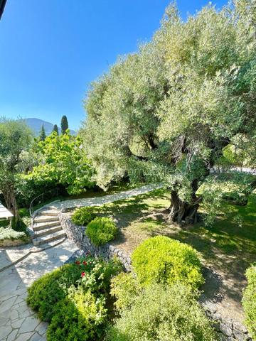 Dans un environnement résidentiel recherché, au calme absolu et à quelques minutes du centre de Vence, cette élégante propriété de caractère d’environ 210 m² offre un cadre de vie rare entre lumière, nature et art de vivre méditerranéen.

Traversante et principalement orientée plein sud, la maison bénéficie d’une superbe luminosité et d’une parfaite ouverture sur les terrasses et les jardins paysagers.

Édifiée sur deux niveaux, elle séduit par ses volumes, son atmosphère chaleureuse et ses espaces de vie organisés avec deux salons ouverts sur les extérieurs, une salle à manger conviviale et une cuisine semi-ouverte.

La propriété propose actuellement trois véritables chambres en suite avec salles d’eau, dont une avec accès direct à une grande terrasse à l’étage, vue panoramique.

Un bureau ainsi qu’un espace supplémentaire avec projet à l’étude permettent facilement la création de deux chambres supplémentaires, dont un studio avec terrasse privative, offrant ainsi un fort potentiel familial.

À l’extérieur, le terrain paysager d’environ 1 520 m² dévoile plusieurs espaces de vie parfaitement aménagés :
magnifique piscine de 55 m² avec larges plages en pierre, pool house, pergola en fer forgé, jardin méditerranéen, oliviers, agrumes, arbres fruitiers, potager, cabanon et atelier.

Le stationnement est particulièrement confortable avec un carport pouvant accueillir trois véhicules ainsi que plusieurs places supplémentaires dans l’enceinte de la propriété.

Climatisation, panneaux photovoltaïques, ferronneries sur mesure, stores bannes électriques, poêle contemporain au gaz effet bois et nombreux aménagements réalisés avec soin viennent compléter les prestations de cette propriété rare sur le marché vençois.

Une maison élégante et lumineuse où l’on ressent immédiatement une véritable sensation de sérénité et de bien-être.

Dossier complet et visite privée sur demande.