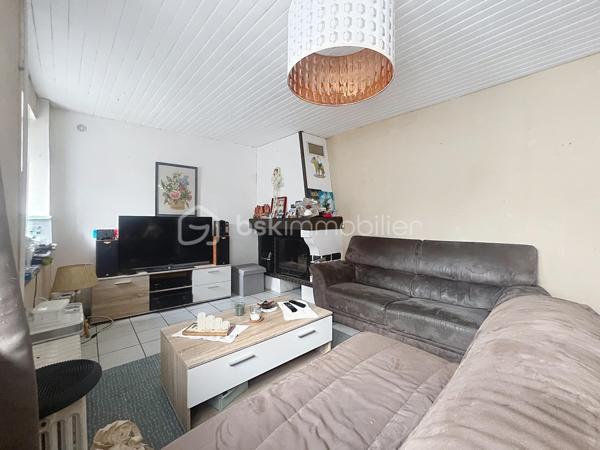 Je vous présente cette maison de 103 m²  dans un village calme et authentique  à un budget accessible.

Située au fond d’une cour de village partagée, en retrait de la rue, elle bénéficie d’un environnement paisible et sécurisé. À deux pas de l’école primaire et des arrêts de bus, c’est le point de départ idéal pour construire votre projet familial à votre rythme et selon vos envies.

 Ses atouts, pièce par pièce :

Au rez-de-chaussée : l’espace de vie
La cuisine ouverte sur le séjour crée d’emblée une atmosphère chaleureuse et conviviale. La cheminée vient apporter cette touche d’âme et de douceur qui fait toute la différence lors des soirées d’hiver en famille, un wc pour votre confort.
Les fenêtres sont en double vitrage.

À l’étage :  le coin nuit
Trois chambres dont deux en enfilade parfaites pour les enfants, un bureau ou une salle de jeux. Un espace dressing pratique, une salle de bain et un WC complètent cet étage bien pensé.

Sous les toits : le bonus
Des combles entièrement aménageables vous offrent une belle liberté : suite parentale, 4ème chambre, salle de jeux, home cinéma… À vous d’imaginer !

Côté pratique :
Un garage individuel avec possibilité d’extension en garage double, et un stationnement direct dans la cour, un vrai avantage du quotidien !

La taxe foncière est de 941 euros.

La maison nécessite un rafraîchissement et c’est exactement ce qui en fait une opportunité en or ! Personnalisez chaque recoin selon vos envies, à un budget accessible. Le chauffage est déjà assuré par une pompe à chaleur sur radiateurs.

Vous souhaitez en savoir plus et la visiter ? Contactez moi pour organiser une visite 0698298014