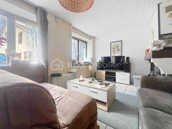 Je vous présente cette maison de 103 m²  dans un village calme et authentique  à un budget accessible.

Située au fond d’une cour de village partagée, en retrait de la rue, elle bénéficie d’un environnement paisible et sécurisé. À deux pas de l’école primaire et des arrêts de bus, c’est le point de départ idéal pour construire votre projet familial à votre rythme et selon vos envies.

 Ses atouts, pièce par pièce :

Au rez-de-chaussée : l’espace de vie
La cuisine ouverte sur le séjour crée d’emblée une atmosphère chaleureuse et conviviale. La cheminée vient apporter cette touche d’âme et de douceur qui fait toute la différence lors des soirées d’hiver en famille, un wc pour votre confort.
Les fenêtres sont en double vitrage.

À l’étage :  le coin nuit
Trois chambres dont deux en enfilade parfaites pour les enfants, un bureau ou une salle de jeux. Un espace dressing pratique, une salle de bain et un WC complètent cet étage bien pensé.

Sous les toits : le bonus
Des combles entièrement aménageables vous offrent une belle liberté : suite parentale, 4ème chambre, salle de jeux, home cinéma… À vous d’imaginer !

Côté pratique :
Un garage individuel avec possibilité d’extension en garage double, et un stationnement direct dans la cour, un vrai avantage du quotidien !

La taxe foncière est de 941 euros.

La maison nécessite un rafraîchissement et c’est exactement ce qui en fait une opportunité en or ! Personnalisez chaque recoin selon vos envies, à un budget accessible. Le chauffage est déjà assuré par une pompe à chaleur sur radiateurs.

Vous souhaitez en savoir plus et la visiter ? Contactez moi pour organiser une visite 0698298014