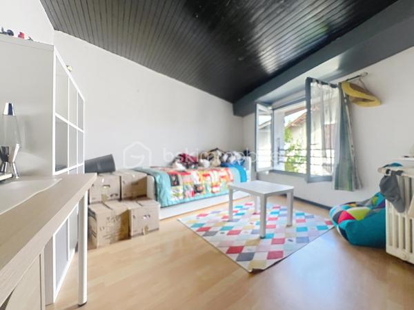 Je vous présente cette maison de 103 m²  dans un village calme et authentique  à un budget accessible.

Située au fond d’une cour de village partagée, en retrait de la rue, elle bénéficie d’un environnement paisible et sécurisé. À deux pas de l’école primaire et des arrêts de bus, c’est le point de départ idéal pour construire votre projet familial à votre rythme et selon vos envies.

 Ses atouts, pièce par pièce :

Au rez-de-chaussée : l’espace de vie
La cuisine ouverte sur le séjour crée d’emblée une atmosphère chaleureuse et conviviale. La cheminée vient apporter cette touche d’âme et de douceur qui fait toute la différence lors des soirées d’hiver en famille, un wc pour votre confort.
Les fenêtres sont en double vitrage.

À l’étage :  le coin nuit
Trois chambres dont deux en enfilade parfaites pour les enfants, un bureau ou une salle de jeux. Un espace dressing pratique, une salle de bain et un WC complètent cet étage bien pensé.

Sous les toits : le bonus
Des combles entièrement aménageables vous offrent une belle liberté : suite parentale, 4ème chambre, salle de jeux, home cinéma… À vous d’imaginer !

Côté pratique :
Un garage individuel avec possibilité d’extension en garage double, et un stationnement direct dans la cour, un vrai avantage du quotidien !

La taxe foncière est de 941 euros.

La maison nécessite un rafraîchissement et c’est exactement ce qui en fait une opportunité en or ! Personnalisez chaque recoin selon vos envies, à un budget accessible. Le chauffage est déjà assuré par une pompe à chaleur sur radiateurs.

Vous souhaitez en savoir plus et la visiter ? Contactez moi pour organiser une visite 0698298014