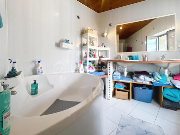 Je vous présente cette maison de 103 m²  dans un village calme et authentique  à un budget accessible.

Située au fond d’une cour de village partagée, en retrait de la rue, elle bénéficie d’un environnement paisible et sécurisé. À deux pas de l’école primaire et des arrêts de bus, c’est le point de départ idéal pour construire votre projet familial à votre rythme et selon vos envies.

 Ses atouts, pièce par pièce :

Au rez-de-chaussée : l’espace de vie
La cuisine ouverte sur le séjour crée d’emblée une atmosphère chaleureuse et conviviale. La cheminée vient apporter cette touche d’âme et de douceur qui fait toute la différence lors des soirées d’hiver en famille, un wc pour votre confort.
Les fenêtres sont en double vitrage.

À l’étage :  le coin nuit
Trois chambres dont deux en enfilade parfaites pour les enfants, un bureau ou une salle de jeux. Un espace dressing pratique, une salle de bain et un WC complètent cet étage bien pensé.

Sous les toits : le bonus
Des combles entièrement aménageables vous offrent une belle liberté : suite parentale, 4ème chambre, salle de jeux, home cinéma… À vous d’imaginer !

Côté pratique :
Un garage individuel avec possibilité d’extension en garage double, et un stationnement direct dans la cour, un vrai avantage du quotidien !

La taxe foncière est de 941 euros.

La maison nécessite un rafraîchissement et c’est exactement ce qui en fait une opportunité en or ! Personnalisez chaque recoin selon vos envies, à un budget accessible. Le chauffage est déjà assuré par une pompe à chaleur sur radiateurs.

Vous souhaitez en savoir plus et la visiter ? Contactez moi pour organiser une visite 0698298014