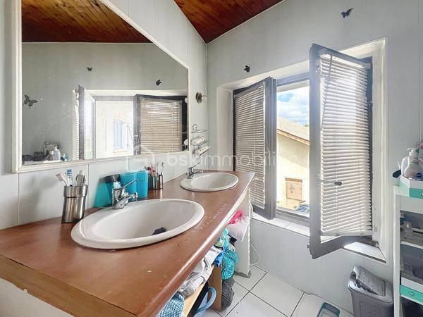 Je vous présente cette maison de 103 m²  dans un village calme et authentique  à un budget accessible.

Située au fond d’une cour de village partagée, en retrait de la rue, elle bénéficie d’un environnement paisible et sécurisé. À deux pas de l’école primaire et des arrêts de bus, c’est le point de départ idéal pour construire votre projet familial à votre rythme et selon vos envies.

 Ses atouts, pièce par pièce :

Au rez-de-chaussée : l’espace de vie
La cuisine ouverte sur le séjour crée d’emblée une atmosphère chaleureuse et conviviale. La cheminée vient apporter cette touche d’âme et de douceur qui fait toute la différence lors des soirées d’hiver en famille, un wc pour votre confort.
Les fenêtres sont en double vitrage.

À l’étage :  le coin nuit
Trois chambres dont deux en enfilade parfaites pour les enfants, un bureau ou une salle de jeux. Un espace dressing pratique, une salle de bain et un WC complètent cet étage bien pensé.

Sous les toits : le bonus
Des combles entièrement aménageables vous offrent une belle liberté : suite parentale, 4ème chambre, salle de jeux, home cinéma… À vous d’imaginer !

Côté pratique :
Un garage individuel avec possibilité d’extension en garage double, et un stationnement direct dans la cour, un vrai avantage du quotidien !

La taxe foncière est de 941 euros.

La maison nécessite un rafraîchissement et c’est exactement ce qui en fait une opportunité en or ! Personnalisez chaque recoin selon vos envies, à un budget accessible. Le chauffage est déjà assuré par une pompe à chaleur sur radiateurs.

Vous souhaitez en savoir plus et la visiter ? Contactez moi pour organiser une visite 0698298014