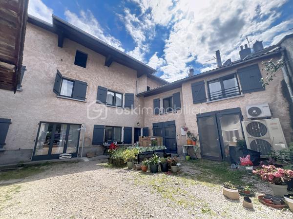Je vous présente cette maison de 103 m²  dans un village calme et authentique  à un budget accessible.

Située au fond d’une cour de village partagée, en retrait de la rue, elle bénéficie d’un environnement paisible et sécurisé. À deux pas de l’école primaire et des arrêts de bus, c’est le point de départ idéal pour construire votre projet familial à votre rythme et selon vos envies.

 Ses atouts, pièce par pièce :

Au rez-de-chaussée : l’espace de vie
La cuisine ouverte sur le séjour crée d’emblée une atmosphère chaleureuse et conviviale. La cheminée vient apporter cette touche d’âme et de douceur qui fait toute la différence lors des soirées d’hiver en famille, un wc pour votre confort.
Les fenêtres sont en double vitrage.

À l’étage :  le coin nuit
Trois chambres dont deux en enfilade parfaites pour les enfants, un bureau ou une salle de jeux. Un espace dressing pratique, une salle de bain et un WC complètent cet étage bien pensé.

Sous les toits : le bonus
Des combles entièrement aménageables vous offrent une belle liberté : suite parentale, 4ème chambre, salle de jeux, home cinéma… À vous d’imaginer !

Côté pratique :
Un garage individuel avec possibilité d’extension en garage double, et un stationnement direct dans la cour, un vrai avantage du quotidien !

La taxe foncière est de 941 euros.

La maison nécessite un rafraîchissement et c’est exactement ce qui en fait une opportunité en or ! Personnalisez chaque recoin selon vos envies, à un budget accessible. Le chauffage est déjà assuré par une pompe à chaleur sur radiateurs.

Vous souhaitez en savoir plus et la visiter ? Contactez moi pour organiser une visite 0698298014