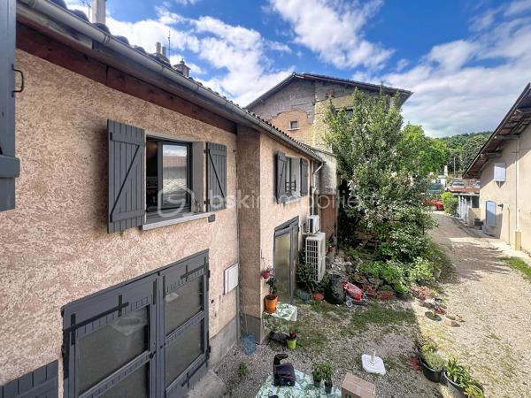 Je vous présente cette maison de 103 m²  dans un village calme et authentique  à un budget accessible.

Située au fond d’une cour de village partagée, en retrait de la rue, elle bénéficie d’un environnement paisible et sécurisé. À deux pas de l’école primaire et des arrêts de bus, c’est le point de départ idéal pour construire votre projet familial à votre rythme et selon vos envies.

 Ses atouts, pièce par pièce :

Au rez-de-chaussée : l’espace de vie
La cuisine ouverte sur le séjour crée d’emblée une atmosphère chaleureuse et conviviale. La cheminée vient apporter cette touche d’âme et de douceur qui fait toute la différence lors des soirées d’hiver en famille, un wc pour votre confort.
Les fenêtres sont en double vitrage.

À l’étage :  le coin nuit
Trois chambres dont deux en enfilade parfaites pour les enfants, un bureau ou une salle de jeux. Un espace dressing pratique, une salle de bain et un WC complètent cet étage bien pensé.

Sous les toits : le bonus
Des combles entièrement aménageables vous offrent une belle liberté : suite parentale, 4ème chambre, salle de jeux, home cinéma… À vous d’imaginer !

Côté pratique :
Un garage individuel avec possibilité d’extension en garage double, et un stationnement direct dans la cour, un vrai avantage du quotidien !

La taxe foncière est de 941 euros.

La maison nécessite un rafraîchissement et c’est exactement ce qui en fait une opportunité en or ! Personnalisez chaque recoin selon vos envies, à un budget accessible. Le chauffage est déjà assuré par une pompe à chaleur sur radiateurs.

Vous souhaitez en savoir plus et la visiter ? Contactez moi pour organiser une visite 0698298014