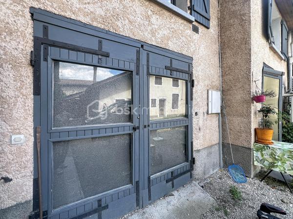 Je vous présente cette maison de 103 m²  dans un village calme et authentique  à un budget accessible.

Située au fond d’une cour de village partagée, en retrait de la rue, elle bénéficie d’un environnement paisible et sécurisé. À deux pas de l’école primaire et des arrêts de bus, c’est le point de départ idéal pour construire votre projet familial à votre rythme et selon vos envies.

 Ses atouts, pièce par pièce :

Au rez-de-chaussée : l’espace de vie
La cuisine ouverte sur le séjour crée d’emblée une atmosphère chaleureuse et conviviale. La cheminée vient apporter cette touche d’âme et de douceur qui fait toute la différence lors des soirées d’hiver en famille, un wc pour votre confort.
Les fenêtres sont en double vitrage.

À l’étage :  le coin nuit
Trois chambres dont deux en enfilade parfaites pour les enfants, un bureau ou une salle de jeux. Un espace dressing pratique, une salle de bain et un WC complètent cet étage bien pensé.

Sous les toits : le bonus
Des combles entièrement aménageables vous offrent une belle liberté : suite parentale, 4ème chambre, salle de jeux, home cinéma… À vous d’imaginer !

Côté pratique :
Un garage individuel avec possibilité d’extension en garage double, et un stationnement direct dans la cour, un vrai avantage du quotidien !

La taxe foncière est de 941 euros.

La maison nécessite un rafraîchissement et c’est exactement ce qui en fait une opportunité en or ! Personnalisez chaque recoin selon vos envies, à un budget accessible. Le chauffage est déjà assuré par une pompe à chaleur sur radiateurs.

Vous souhaitez en savoir plus et la visiter ? Contactez moi pour organiser une visite 0698298014