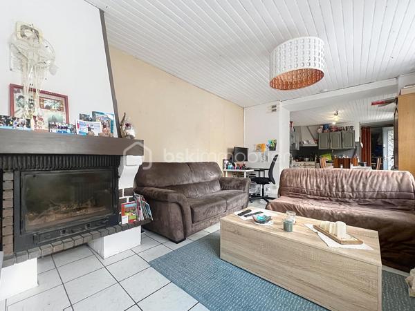 Je vous présente cette maison de 103 m²  dans un village calme et authentique  à un budget accessible.

Située au fond d’une cour de village partagée, en retrait de la rue, elle bénéficie d’un environnement paisible et sécurisé. À deux pas de l’école primaire et des arrêts de bus, c’est le point de départ idéal pour construire votre projet familial à votre rythme et selon vos envies.

 Ses atouts, pièce par pièce :

Au rez-de-chaussée : l’espace de vie
La cuisine ouverte sur le séjour crée d’emblée une atmosphère chaleureuse et conviviale. La cheminée vient apporter cette touche d’âme et de douceur qui fait toute la différence lors des soirées d’hiver en famille, un wc pour votre confort.
Les fenêtres sont en double vitrage.

À l’étage :  le coin nuit
Trois chambres dont deux en enfilade parfaites pour les enfants, un bureau ou une salle de jeux. Un espace dressing pratique, une salle de bain et un WC complètent cet étage bien pensé.

Sous les toits : le bonus
Des combles entièrement aménageables vous offrent une belle liberté : suite parentale, 4ème chambre, salle de jeux, home cinéma… À vous d’imaginer !

Côté pratique :
Un garage individuel avec possibilité d’extension en garage double, et un stationnement direct dans la cour, un vrai avantage du quotidien !

La taxe foncière est de 941 euros.

La maison nécessite un rafraîchissement et c’est exactement ce qui en fait une opportunité en or ! Personnalisez chaque recoin selon vos envies, à un budget accessible. Le chauffage est déjà assuré par une pompe à chaleur sur radiateurs.

Vous souhaitez en savoir plus et la visiter ? Contactez moi pour organiser une visite 0698298014