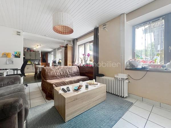 Je vous présente cette maison de 103 m²  dans un village calme et authentique  à un budget accessible.

Située au fond d’une cour de village partagée, en retrait de la rue, elle bénéficie d’un environnement paisible et sécurisé. À deux pas de l’école primaire et des arrêts de bus, c’est le point de départ idéal pour construire votre projet familial à votre rythme et selon vos envies.

 Ses atouts, pièce par pièce :

Au rez-de-chaussée : l’espace de vie
La cuisine ouverte sur le séjour crée d’emblée une atmosphère chaleureuse et conviviale. La cheminée vient apporter cette touche d’âme et de douceur qui fait toute la différence lors des soirées d’hiver en famille, un wc pour votre confort.
Les fenêtres sont en double vitrage.

À l’étage :  le coin nuit
Trois chambres dont deux en enfilade parfaites pour les enfants, un bureau ou une salle de jeux. Un espace dressing pratique, une salle de bain et un WC complètent cet étage bien pensé.

Sous les toits : le bonus
Des combles entièrement aménageables vous offrent une belle liberté : suite parentale, 4ème chambre, salle de jeux, home cinéma… À vous d’imaginer !

Côté pratique :
Un garage individuel avec possibilité d’extension en garage double, et un stationnement direct dans la cour, un vrai avantage du quotidien !

La taxe foncière est de 941 euros.

La maison nécessite un rafraîchissement et c’est exactement ce qui en fait une opportunité en or ! Personnalisez chaque recoin selon vos envies, à un budget accessible. Le chauffage est déjà assuré par une pompe à chaleur sur radiateurs.

Vous souhaitez en savoir plus et la visiter ? Contactez moi pour organiser une visite 0698298014