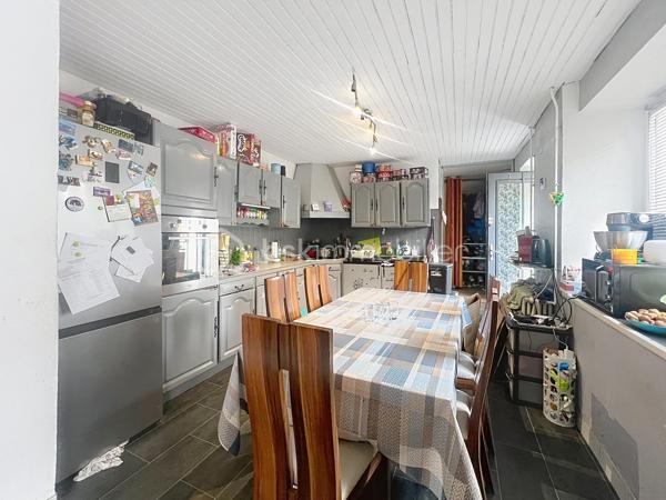 Je vous présente cette maison de 103 m²  dans un village calme et authentique  à un budget accessible.

Située au fond d’une cour de village partagée, en retrait de la rue, elle bénéficie d’un environnement paisible et sécurisé. À deux pas de l’école primaire et des arrêts de bus, c’est le point de départ idéal pour construire votre projet familial à votre rythme et selon vos envies.

 Ses atouts, pièce par pièce :

Au rez-de-chaussée : l’espace de vie
La cuisine ouverte sur le séjour crée d’emblée une atmosphère chaleureuse et conviviale. La cheminée vient apporter cette touche d’âme et de douceur qui fait toute la différence lors des soirées d’hiver en famille, un wc pour votre confort.
Les fenêtres sont en double vitrage.

À l’étage :  le coin nuit
Trois chambres dont deux en enfilade parfaites pour les enfants, un bureau ou une salle de jeux. Un espace dressing pratique, une salle de bain et un WC complètent cet étage bien pensé.

Sous les toits : le bonus
Des combles entièrement aménageables vous offrent une belle liberté : suite parentale, 4ème chambre, salle de jeux, home cinéma… À vous d’imaginer !

Côté pratique :
Un garage individuel avec possibilité d’extension en garage double, et un stationnement direct dans la cour, un vrai avantage du quotidien !

La taxe foncière est de 941 euros.

La maison nécessite un rafraîchissement et c’est exactement ce qui en fait une opportunité en or ! Personnalisez chaque recoin selon vos envies, à un budget accessible. Le chauffage est déjà assuré par une pompe à chaleur sur radiateurs.

Vous souhaitez en savoir plus et la visiter ? Contactez moi pour organiser une visite 0698298014