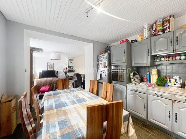 Je vous présente cette maison de 103 m²  dans un village calme et authentique  à un budget accessible.

Située au fond d’une cour de village partagée, en retrait de la rue, elle bénéficie d’un environnement paisible et sécurisé. À deux pas de l’école primaire et des arrêts de bus, c’est le point de départ idéal pour construire votre projet familial à votre rythme et selon vos envies.

 Ses atouts, pièce par pièce :

Au rez-de-chaussée : l’espace de vie
La cuisine ouverte sur le séjour crée d’emblée une atmosphère chaleureuse et conviviale. La cheminée vient apporter cette touche d’âme et de douceur qui fait toute la différence lors des soirées d’hiver en famille, un wc pour votre confort.
Les fenêtres sont en double vitrage.

À l’étage :  le coin nuit
Trois chambres dont deux en enfilade parfaites pour les enfants, un bureau ou une salle de jeux. Un espace dressing pratique, une salle de bain et un WC complètent cet étage bien pensé.

Sous les toits : le bonus
Des combles entièrement aménageables vous offrent une belle liberté : suite parentale, 4ème chambre, salle de jeux, home cinéma… À vous d’imaginer !

Côté pratique :
Un garage individuel avec possibilité d’extension en garage double, et un stationnement direct dans la cour, un vrai avantage du quotidien !

La taxe foncière est de 941 euros.

La maison nécessite un rafraîchissement et c’est exactement ce qui en fait une opportunité en or ! Personnalisez chaque recoin selon vos envies, à un budget accessible. Le chauffage est déjà assuré par une pompe à chaleur sur radiateurs.

Vous souhaitez en savoir plus et la visiter ? Contactez moi pour organiser une visite 0698298014