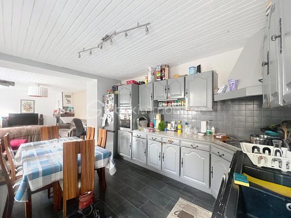 Je vous présente cette maison de 103 m²  dans un village calme et authentique  à un budget accessible.

Située au fond d’une cour de village partagée, en retrait de la rue, elle bénéficie d’un environnement paisible et sécurisé. À deux pas de l’école primaire et des arrêts de bus, c’est le point de départ idéal pour construire votre projet familial à votre rythme et selon vos envies.

 Ses atouts, pièce par pièce :

Au rez-de-chaussée : l’espace de vie
La cuisine ouverte sur le séjour crée d’emblée une atmosphère chaleureuse et conviviale. La cheminée vient apporter cette touche d’âme et de douceur qui fait toute la différence lors des soirées d’hiver en famille, un wc pour votre confort.
Les fenêtres sont en double vitrage.

À l’étage :  le coin nuit
Trois chambres dont deux en enfilade parfaites pour les enfants, un bureau ou une salle de jeux. Un espace dressing pratique, une salle de bain et un WC complètent cet étage bien pensé.

Sous les toits : le bonus
Des combles entièrement aménageables vous offrent une belle liberté : suite parentale, 4ème chambre, salle de jeux, home cinéma… À vous d’imaginer !

Côté pratique :
Un garage individuel avec possibilité d’extension en garage double, et un stationnement direct dans la cour, un vrai avantage du quotidien !

La taxe foncière est de 941 euros.

La maison nécessite un rafraîchissement et c’est exactement ce qui en fait une opportunité en or ! Personnalisez chaque recoin selon vos envies, à un budget accessible. Le chauffage est déjà assuré par une pompe à chaleur sur radiateurs.

Vous souhaitez en savoir plus et la visiter ? Contactez moi pour organiser une visite 0698298014