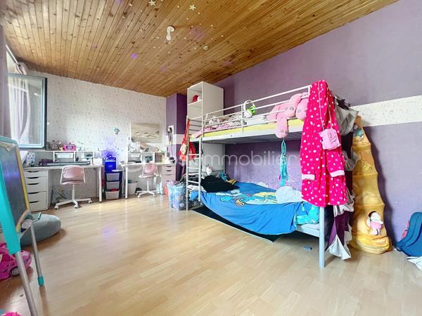 Je vous présente cette maison de 103 m²  dans un village calme et authentique  à un budget accessible.

Située au fond d’une cour de village partagée, en retrait de la rue, elle bénéficie d’un environnement paisible et sécurisé. À deux pas de l’école primaire et des arrêts de bus, c’est le point de départ idéal pour construire votre projet familial à votre rythme et selon vos envies.

 Ses atouts, pièce par pièce :

Au rez-de-chaussée : l’espace de vie
La cuisine ouverte sur le séjour crée d’emblée une atmosphère chaleureuse et conviviale. La cheminée vient apporter cette touche d’âme et de douceur qui fait toute la différence lors des soirées d’hiver en famille, un wc pour votre confort.
Les fenêtres sont en double vitrage.

À l’étage :  le coin nuit
Trois chambres dont deux en enfilade parfaites pour les enfants, un bureau ou une salle de jeux. Un espace dressing pratique, une salle de bain et un WC complètent cet étage bien pensé.

Sous les toits : le bonus
Des combles entièrement aménageables vous offrent une belle liberté : suite parentale, 4ème chambre, salle de jeux, home cinéma… À vous d’imaginer !

Côté pratique :
Un garage individuel avec possibilité d’extension en garage double, et un stationnement direct dans la cour, un vrai avantage du quotidien !

La taxe foncière est de 941 euros.

La maison nécessite un rafraîchissement et c’est exactement ce qui en fait une opportunité en or ! Personnalisez chaque recoin selon vos envies, à un budget accessible. Le chauffage est déjà assuré par une pompe à chaleur sur radiateurs.

Vous souhaitez en savoir plus et la visiter ? Contactez moi pour organiser une visite 0698298014