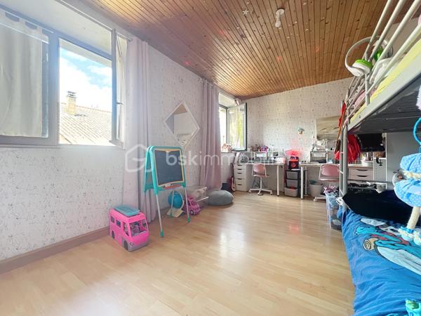Je vous présente cette maison de 103 m²  dans un village calme et authentique  à un budget accessible.

Située au fond d’une cour de village partagée, en retrait de la rue, elle bénéficie d’un environnement paisible et sécurisé. À deux pas de l’école primaire et des arrêts de bus, c’est le point de départ idéal pour construire votre projet familial à votre rythme et selon vos envies.

 Ses atouts, pièce par pièce :

Au rez-de-chaussée : l’espace de vie
La cuisine ouverte sur le séjour crée d’emblée une atmosphère chaleureuse et conviviale. La cheminée vient apporter cette touche d’âme et de douceur qui fait toute la différence lors des soirées d’hiver en famille, un wc pour votre confort.
Les fenêtres sont en double vitrage.

À l’étage :  le coin nuit
Trois chambres dont deux en enfilade parfaites pour les enfants, un bureau ou une salle de jeux. Un espace dressing pratique, une salle de bain et un WC complètent cet étage bien pensé.

Sous les toits : le bonus
Des combles entièrement aménageables vous offrent une belle liberté : suite parentale, 4ème chambre, salle de jeux, home cinéma… À vous d’imaginer !

Côté pratique :
Un garage individuel avec possibilité d’extension en garage double, et un stationnement direct dans la cour, un vrai avantage du quotidien !

La taxe foncière est de 941 euros.

La maison nécessite un rafraîchissement et c’est exactement ce qui en fait une opportunité en or ! Personnalisez chaque recoin selon vos envies, à un budget accessible. Le chauffage est déjà assuré par une pompe à chaleur sur radiateurs.

Vous souhaitez en savoir plus et la visiter ? Contactez moi pour organiser une visite 0698298014
