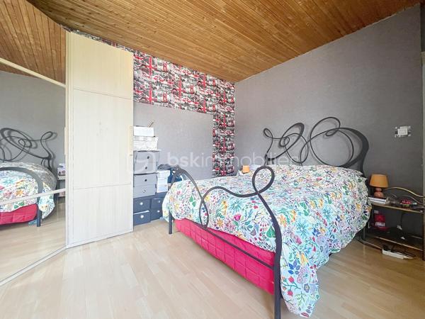Je vous présente cette maison de 103 m²  dans un village calme et authentique  à un budget accessible.

Située au fond d’une cour de village partagée, en retrait de la rue, elle bénéficie d’un environnement paisible et sécurisé. À deux pas de l’école primaire et des arrêts de bus, c’est le point de départ idéal pour construire votre projet familial à votre rythme et selon vos envies.

 Ses atouts, pièce par pièce :

Au rez-de-chaussée : l’espace de vie
La cuisine ouverte sur le séjour crée d’emblée une atmosphère chaleureuse et conviviale. La cheminée vient apporter cette touche d’âme et de douceur qui fait toute la différence lors des soirées d’hiver en famille, un wc pour votre confort.
Les fenêtres sont en double vitrage.

À l’étage :  le coin nuit
Trois chambres dont deux en enfilade parfaites pour les enfants, un bureau ou une salle de jeux. Un espace dressing pratique, une salle de bain et un WC complètent cet étage bien pensé.

Sous les toits : le bonus
Des combles entièrement aménageables vous offrent une belle liberté : suite parentale, 4ème chambre, salle de jeux, home cinéma… À vous d’imaginer !

Côté pratique :
Un garage individuel avec possibilité d’extension en garage double, et un stationnement direct dans la cour, un vrai avantage du quotidien !

La taxe foncière est de 941 euros.

La maison nécessite un rafraîchissement et c’est exactement ce qui en fait une opportunité en or ! Personnalisez chaque recoin selon vos envies, à un budget accessible. Le chauffage est déjà assuré par une pompe à chaleur sur radiateurs.

Vous souhaitez en savoir plus et la visiter ? Contactez moi pour organiser une visite 0698298014