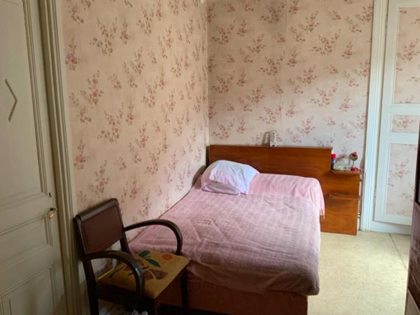 Proche de NOIRETABLE (42) IMMEUBLE avec 4 logements de 217 M2 (42 ) avec garage et une remise de 98 M2