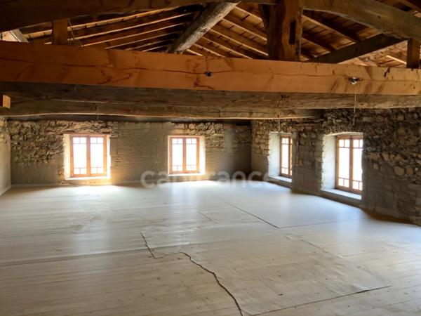 Proche de NOIRETABLE (42) IMMEUBLE avec 4 logements de 217 M2 (42 ) avec garage et une remise de 98 M2