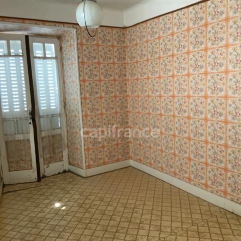 Proche de NOIRETABLE (42) IMMEUBLE avec 4 logements de 217 M2 (42 ) avec garage et une remise de 98 M2
