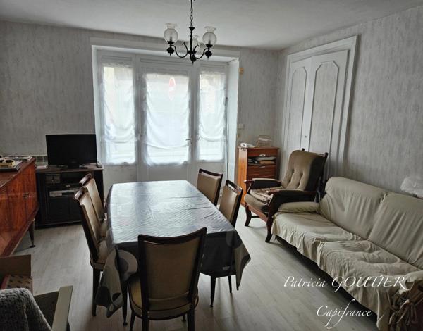 Proche de NOIRETABLE (42) IMMEUBLE avec 4 logements de 217 M2 (42 ) avec garage et une remise de 98 M2