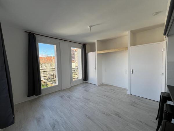 REF 12374 - 11 RUE DE VALENCIENNES - F1 AU 1ER ETAGE