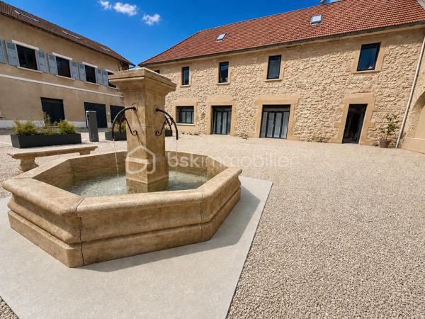 Un lieu unique où l'histoire rencontre le confort contemporain. Au sein de l'emblématique Couvent Notre-Dame de la Croix, découvrez une propriété d'exception offrant volumes, caractère et potentiel rare dans un environnement préservé.

Au cœur du Sud-Grésivaudan, dans un environnement privilégié mêlant calme, nature et patrimoine, découvrez une propriété unique chargée d'histoire : une partie entièrement rénovée de l'ancien Couvent Notre-Dame de la Croix de Murinais.

Cette demeure de caractère développe environ 250 m² habitables et bénéficie d'un cadre exceptionnel au sein d'un domaine clos de 17 870 m².

La partie habitation

Dès l'entrée, les volumes généreux et la qualité de la rénovation séduisent immédiatement.

Le rez-de-chaussée se compose d'une vaste entrée avec placards, d'une superbe pièce de vie baignée de lumière regroupant salon, séjour et cuisine Mobalpa entièrement équipée avec cellier attenant. Cet espace convivial offre une atmosphère contemporaine tout en conservant le cachet du lieu.

Une suite parentale avec dressing et salle d'eau privative complète ce niveau, ainsi qu'un grand bureau pouvant aisément être transformé en chambre supplémentaire et un WC indépendant.

À l'étage, une seconde pièce de vie distribue cinq chambres confortables, une salle de bains équipée d'une baignoire balnéo et d'une douche, ainsi qu'un WC indépendant.

Le confort est assuré par un système de chauffage et de climatisation gainable performant permettant une température homogène tout au long de l'année.

Un ensemble immobilier rare

La propriété s'inscrit dans un domaine remarquable comprenant près de 2 000 m² de bâtiments :

Première bâtisse : 573 m²
Deuxième bâtisse : 839 m²
Troisième bâtisse : 486 m²
Ancienne chapelle d'environ 200 m²
Deux garages avec portes motorisées

Ces volumes exceptionnels ouvrent la voie à de nombreux projets : résidence familiale de prestige, activité touristique, événementielle, hébergement, séminaires, espace artistique ou projet patrimonial.

Les extérieurs

Le domaine s'étend sur 17 870 m² de terrain entièrement clos offrant un cadre de vie rare, préservé et sans vis-à-vis.

La majestueuse cour intérieure, les façades en pierre, les galeries voûtées et les bâtiments historiques confèrent à l'ensemble une identité architecturale remarquable.

Les atouts
Ancien couvent du XIXᵉ siècle
Rénovation récente de qualité
250 m² habitables
10 pièces
6 chambres
Suite parentale avec dressing et salle d'eau
Cuisine Mobalpa équipée
Chauffage et climatisation gainable
Terrain clos de 17 870 m²
Environ 2 000 m² de bâti
Ancienne chapelle
Nombreuses possibilités d'exploitation
Bien patrimonial rare sur le marché
Un lieu chargé d'histoire

Le Couvent Notre-Dame de la Croix trouve son origine au début du XIXᵉ siècle. Fondé à Murinais par Adèle d'Auberjon de Murinais (1803-1857), fondatrice de la Congrégation des Sœurs Notre-Dame de la Croix, il fut consacré à l'éducation des jeunes filles et aux œuvres sociales. La congrégation, créée en 1832, s'est progressivement développée à travers l'Isère avant de faire du couvent de Murinais son établissement historique. Pendant plus d'un siècle, le site accueillit pensionnat, enseignement et vie religieuse. Les dernières sœurs ont quitté les lieux en 2011, mettant fin à près de deux siècles de présence religieuse. Aujourd'hui, cette propriété exceptionnelle perpétue l'héritage architectural et historique de l'un des sites les plus emblématiques du patrimoine de Murinais.