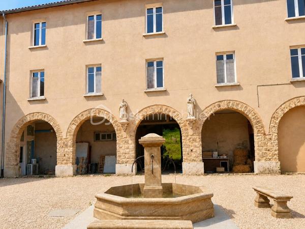 Un lieu unique où l'histoire rencontre le confort contemporain. Au sein de l'emblématique Couvent Notre-Dame de la Croix, découvrez une propriété d'exception offrant volumes, caractère et potentiel rare dans un environnement préservé.

Au cœur du Sud-Grésivaudan, dans un environnement privilégié mêlant calme, nature et patrimoine, découvrez une propriété unique chargée d'histoire : une partie entièrement rénovée de l'ancien Couvent Notre-Dame de la Croix de Murinais.

Cette demeure de caractère développe environ 250 m² habitables et bénéficie d'un cadre exceptionnel au sein d'un domaine clos de 17 870 m².

La partie habitation

Dès l'entrée, les volumes généreux et la qualité de la rénovation séduisent immédiatement.

Le rez-de-chaussée se compose d'une vaste entrée avec placards, d'une superbe pièce de vie baignée de lumière regroupant salon, séjour et cuisine Mobalpa entièrement équipée avec cellier attenant. Cet espace convivial offre une atmosphère contemporaine tout en conservant le cachet du lieu.

Une suite parentale avec dressing et salle d'eau privative complète ce niveau, ainsi qu'un grand bureau pouvant aisément être transformé en chambre supplémentaire et un WC indépendant.

À l'étage, une seconde pièce de vie distribue cinq chambres confortables, une salle de bains équipée d'une baignoire balnéo et d'une douche, ainsi qu'un WC indépendant.

Le confort est assuré par un système de chauffage et de climatisation gainable performant permettant une température homogène tout au long de l'année.

Un ensemble immobilier rare

La propriété s'inscrit dans un domaine remarquable comprenant près de 2 000 m² de bâtiments :

Première bâtisse : 573 m²
Deuxième bâtisse : 839 m²
Troisième bâtisse : 486 m²
Ancienne chapelle d'environ 200 m²
Deux garages avec portes motorisées

Ces volumes exceptionnels ouvrent la voie à de nombreux projets : résidence familiale de prestige, activité touristique, événementielle, hébergement, séminaires, espace artistique ou projet patrimonial.

Les extérieurs

Le domaine s'étend sur 17 870 m² de terrain entièrement clos offrant un cadre de vie rare, préservé et sans vis-à-vis.

La majestueuse cour intérieure, les façades en pierre, les galeries voûtées et les bâtiments historiques confèrent à l'ensemble une identité architecturale remarquable.

Les atouts
Ancien couvent du XIXᵉ siècle
Rénovation récente de qualité
250 m² habitables
10 pièces
6 chambres
Suite parentale avec dressing et salle d'eau
Cuisine Mobalpa équipée
Chauffage et climatisation gainable
Terrain clos de 17 870 m²
Environ 2 000 m² de bâti
Ancienne chapelle
Nombreuses possibilités d'exploitation
Bien patrimonial rare sur le marché
Un lieu chargé d'histoire

Le Couvent Notre-Dame de la Croix trouve son origine au début du XIXᵉ siècle. Fondé à Murinais par Adèle d'Auberjon de Murinais (1803-1857), fondatrice de la Congrégation des Sœurs Notre-Dame de la Croix, il fut consacré à l'éducation des jeunes filles et aux œuvres sociales. La congrégation, créée en 1832, s'est progressivement développée à travers l'Isère avant de faire du couvent de Murinais son établissement historique. Pendant plus d'un siècle, le site accueillit pensionnat, enseignement et vie religieuse. Les dernières sœurs ont quitté les lieux en 2011, mettant fin à près de deux siècles de présence religieuse. Aujourd'hui, cette propriété exceptionnelle perpétue l'héritage architectural et historique de l'un des sites les plus emblématiques du patrimoine de Murinais.