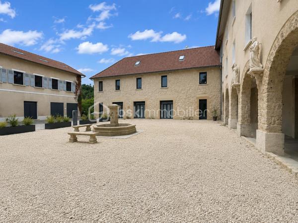 Un lieu unique où l'histoire rencontre le confort contemporain. Au sein de l'emblématique Couvent Notre-Dame de la Croix, découvrez une propriété d'exception offrant volumes, caractère et potentiel rare dans un environnement préservé.

Au cœur du Sud-Grésivaudan, dans un environnement privilégié mêlant calme, nature et patrimoine, découvrez une propriété unique chargée d'histoire : une partie entièrement rénovée de l'ancien Couvent Notre-Dame de la Croix de Murinais.

Cette demeure de caractère développe environ 250 m² habitables et bénéficie d'un cadre exceptionnel au sein d'un domaine clos de 17 870 m².

La partie habitation

Dès l'entrée, les volumes généreux et la qualité de la rénovation séduisent immédiatement.

Le rez-de-chaussée se compose d'une vaste entrée avec placards, d'une superbe pièce de vie baignée de lumière regroupant salon, séjour et cuisine Mobalpa entièrement équipée avec cellier attenant. Cet espace convivial offre une atmosphère contemporaine tout en conservant le cachet du lieu.

Une suite parentale avec dressing et salle d'eau privative complète ce niveau, ainsi qu'un grand bureau pouvant aisément être transformé en chambre supplémentaire et un WC indépendant.

À l'étage, une seconde pièce de vie distribue cinq chambres confortables, une salle de bains équipée d'une baignoire balnéo et d'une douche, ainsi qu'un WC indépendant.

Le confort est assuré par un système de chauffage et de climatisation gainable performant permettant une température homogène tout au long de l'année.

Un ensemble immobilier rare

La propriété s'inscrit dans un domaine remarquable comprenant près de 2 000 m² de bâtiments :

Première bâtisse : 573 m²
Deuxième bâtisse : 839 m²
Troisième bâtisse : 486 m²
Ancienne chapelle d'environ 200 m²
Deux garages avec portes motorisées

Ces volumes exceptionnels ouvrent la voie à de nombreux projets : résidence familiale de prestige, activité touristique, événementielle, hébergement, séminaires, espace artistique ou projet patrimonial.

Les extérieurs

Le domaine s'étend sur 17 870 m² de terrain entièrement clos offrant un cadre de vie rare, préservé et sans vis-à-vis.

La majestueuse cour intérieure, les façades en pierre, les galeries voûtées et les bâtiments historiques confèrent à l'ensemble une identité architecturale remarquable.

Les atouts
Ancien couvent du XIXᵉ siècle
Rénovation récente de qualité
250 m² habitables
10 pièces
6 chambres
Suite parentale avec dressing et salle d'eau
Cuisine Mobalpa équipée
Chauffage et climatisation gainable
Terrain clos de 17 870 m²
Environ 2 000 m² de bâti
Ancienne chapelle
Nombreuses possibilités d'exploitation
Bien patrimonial rare sur le marché
Un lieu chargé d'histoire

Le Couvent Notre-Dame de la Croix trouve son origine au début du XIXᵉ siècle. Fondé à Murinais par Adèle d'Auberjon de Murinais (1803-1857), fondatrice de la Congrégation des Sœurs Notre-Dame de la Croix, il fut consacré à l'éducation des jeunes filles et aux œuvres sociales. La congrégation, créée en 1832, s'est progressivement développée à travers l'Isère avant de faire du couvent de Murinais son établissement historique. Pendant plus d'un siècle, le site accueillit pensionnat, enseignement et vie religieuse. Les dernières sœurs ont quitté les lieux en 2011, mettant fin à près de deux siècles de présence religieuse. Aujourd'hui, cette propriété exceptionnelle perpétue l'héritage architectural et historique de l'un des sites les plus emblématiques du patrimoine de Murinais.