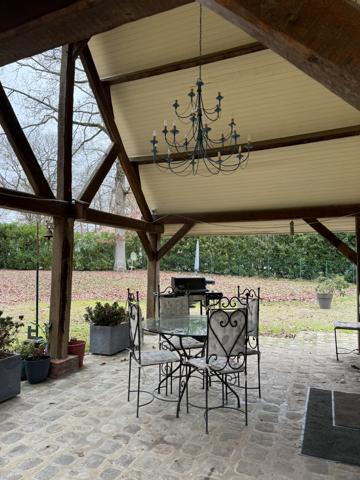 Houdan (78550) Maison familiale 4 chambres, double garages et son parc