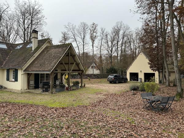 Houdan (78550) Maison familiale 4 chambres, double garages et son parc