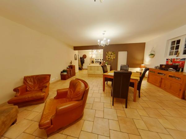 Houdan (78550) Maison familiale 4 chambres, double garages et son parc