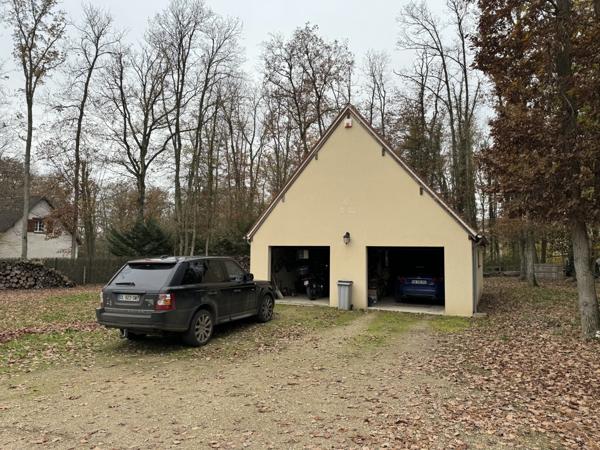 Houdan (78550) Maison familiale 4 chambres, double garages et son parc
