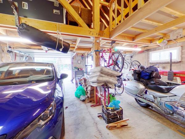 Houdan (78550) Maison familiale 4 chambres, double garages et son parc