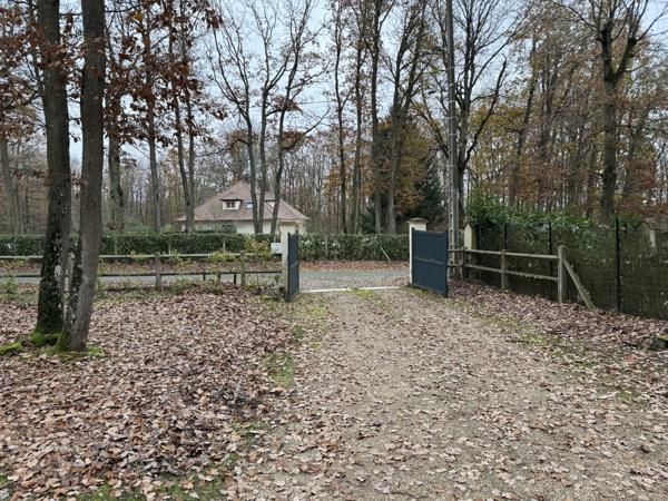 Houdan (78550) Maison familiale 4 chambres, double garages et son parc