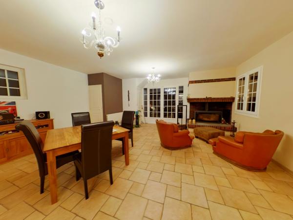 Houdan (78550) Maison familiale 4 chambres, double garages et son parc