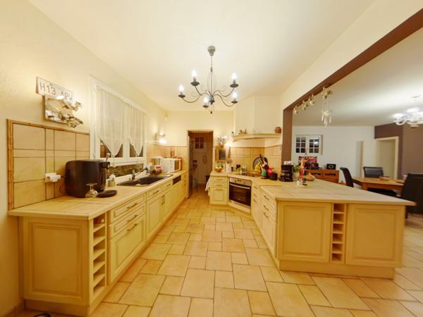 Houdan (78550) Maison familiale 4 chambres, double garages et son parc