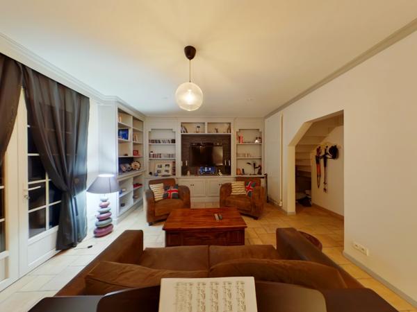 Houdan (78550) Maison familiale 4 chambres, double garages et son parc