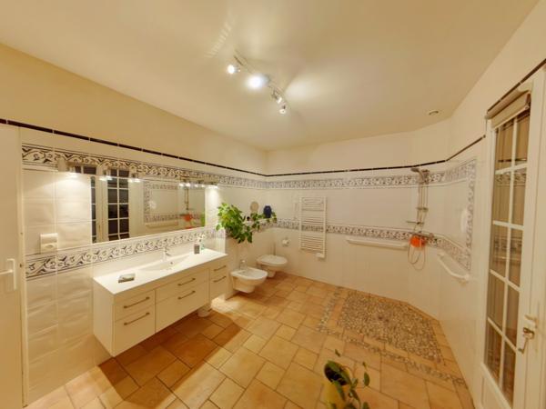 Houdan (78550) Maison familiale 4 chambres, double garages et son parc