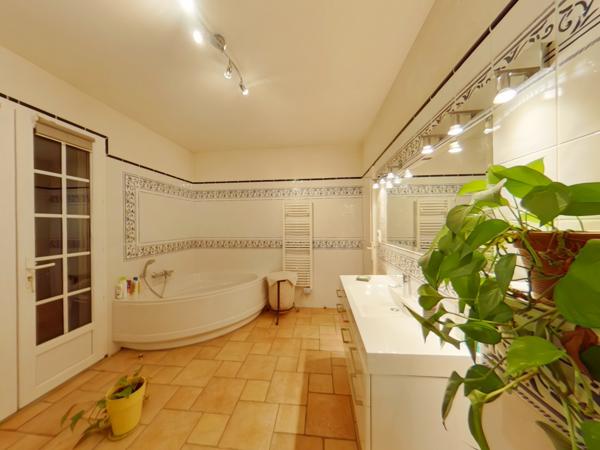 Houdan (78550) Maison familiale 4 chambres, double garages et son parc