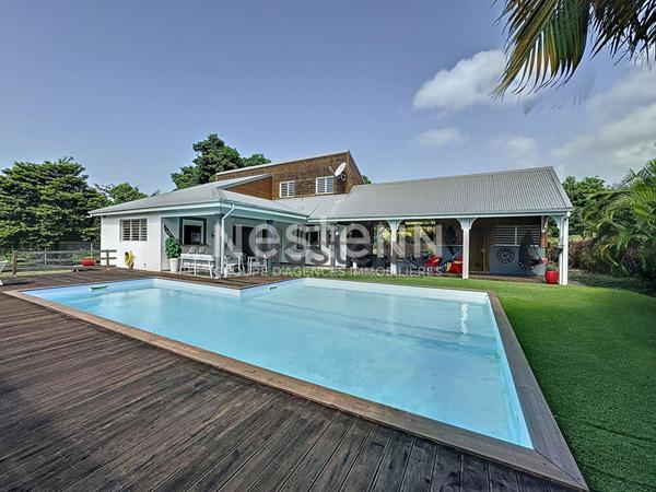 A VENDRE VILLA F5 AVEC PISCINE DE 135M² SAINTE-ANNE PROCHE DE LA PLAGE