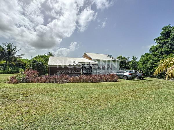 A VENDRE VILLA F5 AVEC PISCINE DE 135M² SAINTE-ANNE PROCHE DE LA PLAGE