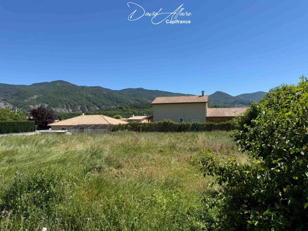 Terrain constructible à vendre de 655,00 m² TALLARD (05)