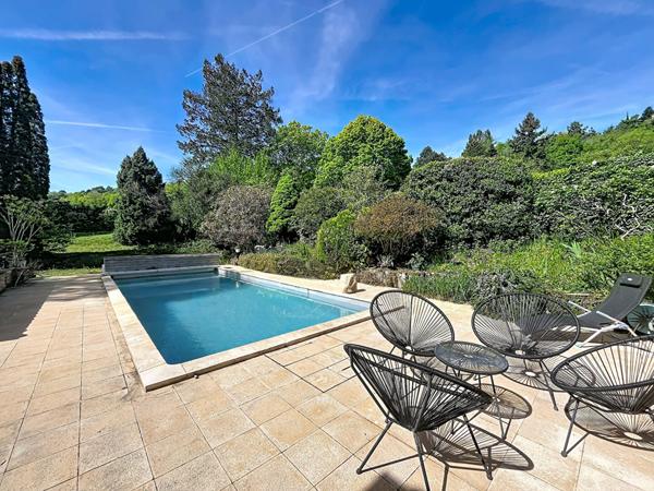 Propriété de caractère avec piscine et vue - Cadre privilégié